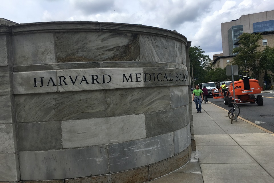 Harvard_Medical_sign