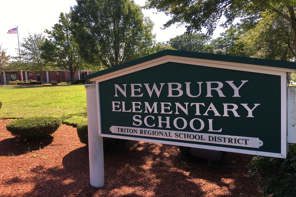 Newbury_Elementary_school_sign
